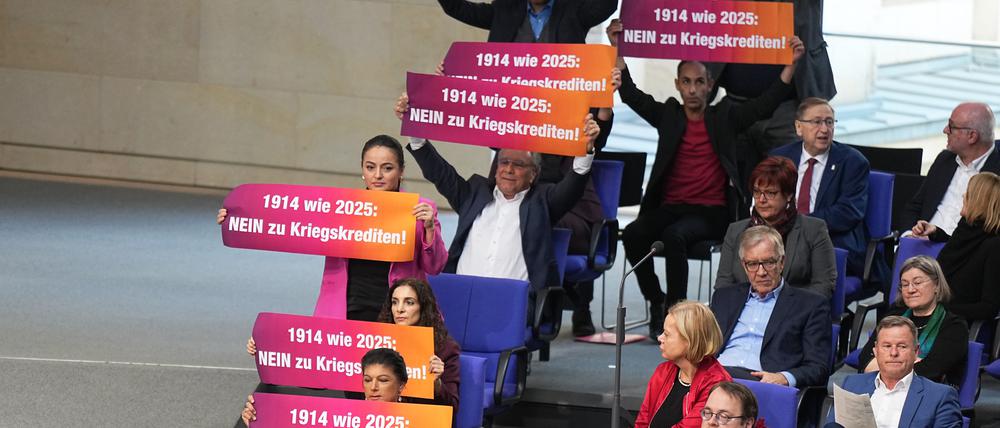 Abgeordneten des BSW hielten Transparente in die Höhe, was im Plenarsaal nicht erlaubt ist.