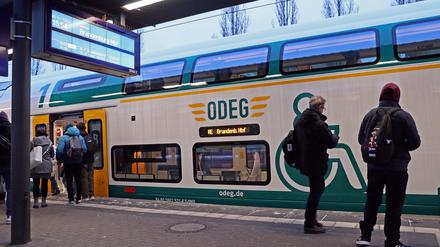 Ein Zug der Regionalexpresslinie RE 1 am Potsdamer Hauptbahnhof.