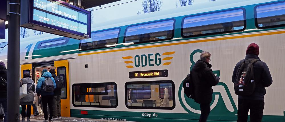 Ein Zug der Regionalexpresslinie RE 1 am Potsdamer Hauptbahnhof.