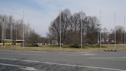 Am Jakob-Kaiser-Platz in Charlottenburg sind die Masten für Flaggen der Bundesländer kahl. 
