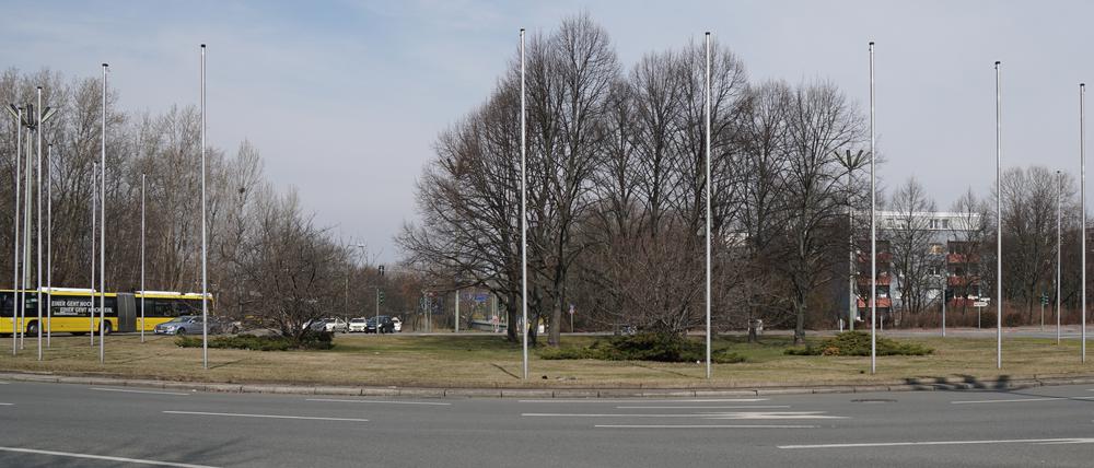 Am Jakob-Kaiser-Platz in Charlottenburg sind die Masten für Flaggen der Bundesländer kahl.