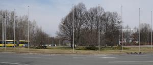 Am Jakob-Kaiser-Platz in Charlottenburg sind die Masten für Flaggen der Bundesländer kahl. 