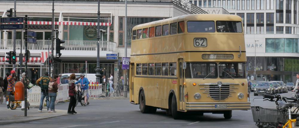 Bus-Oldtimer: ein Büssing auf dem Kurfürstendamm.
