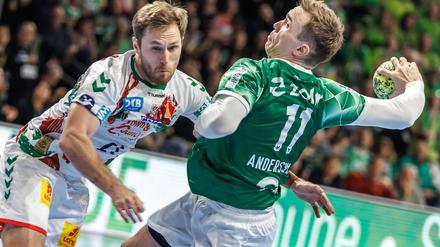 Lasse Andersson (re.) im Hinspiel gegen die Magdeburger im Dezember. Nach klarerer Berliner Führung reichte es am Ende nur für ein Unentschieden für die Berliner.