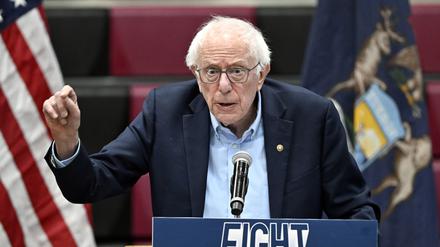 Senator Bernie Sanders spricht während einer Veranstaltung zum Thema „Fighting Oligarchy: Where We Go From Here“ in der Lincoln High School. 