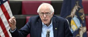 Senator Bernie Sanders spricht während einer Veranstaltung zum Thema „Fighting Oligarchy: Where We Go From Here“ in der Lincoln High School. 
