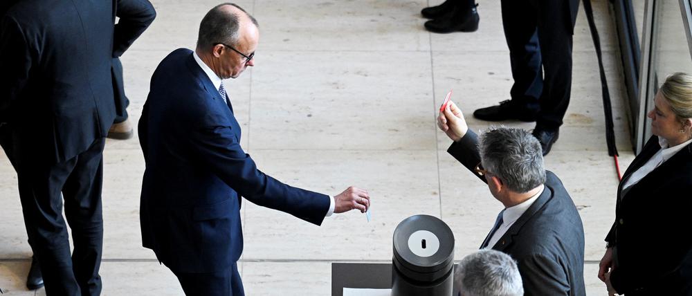 CDU-Vorsitzender Friedrich Merz stimmt am Tag einer Sondersitzung des scheidenden Bundestages über ein Schuldenpaket ab.