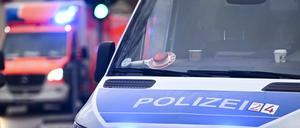 Ein Polizeiauto und ein Rettungswagen mit Blaulicht.