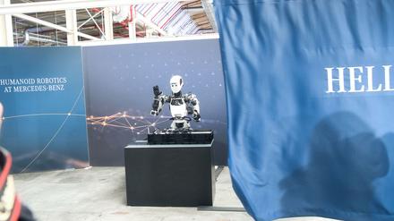 Noch wird Roboter Apollo von Menschen ferngesteuert - mittelfristig soll er bestimmte Handgriffe im Berliner Mercedes-Benz-Werk automatisch ausführen. 