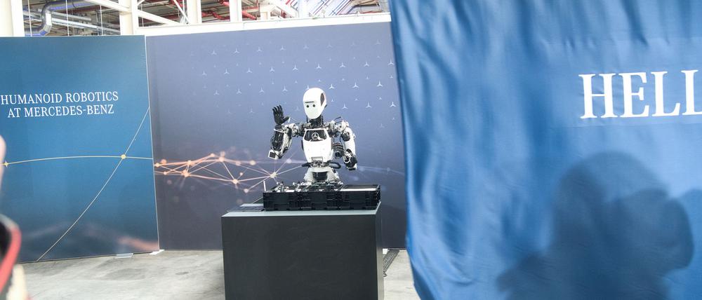 Noch wird Roboter Apollo von Menschen ferngesteuert - mittelfristig soll er bestimmte Handgriffe im Berliner Mercedes-Benz-Werk automatisch ausführen.