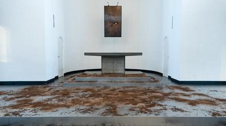 Unter den Sohlen knirscht es: Sonya Schönberger platzierte verrostete Nägel aus dem ehemaligen NS-Zwangsarbeiterlager am Columbiadamm im Altarraum von St. Matthäus.