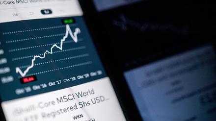 Smartphonebildschirm zeigt MSCI-World-Chart