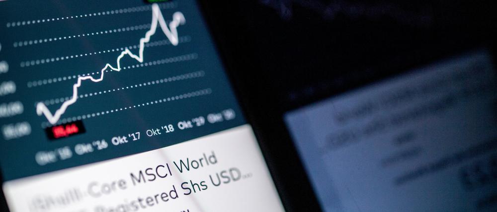 Smartphonebildschirm zeigt MSCI-World-Chart