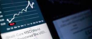 Smartphonebildschirm zeigt MSCI-World-Chart