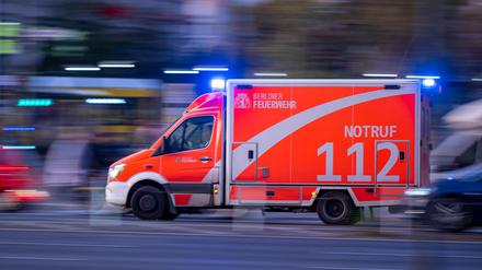 Ein Rettungswagen auf dem Weg zu einem Einsatz. (Symbolbild) 