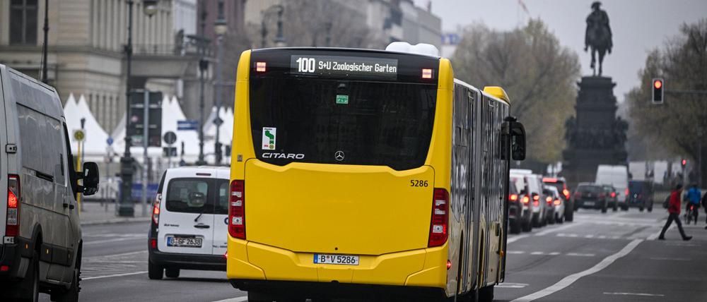 Ein Gericht hat die Schaffung der Busspur auf dem Boulevard Unter den Linden im Eilverfahren für rechtens erklärt. (Symbolfoto)