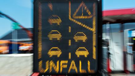Auf Landstraßen gibt es nach wie vor die meisten Unfälle. (Symbolbild)