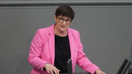 Saskia Esken, SPD-Bundesvorsitzende, spricht in der 213. Plenarsitzung der 20. Legislaturperiode im Deutschen Bundestag.