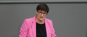 Saskia Esken, SPD-Bundesvorsitzende, spricht in der 213. Plenarsitzung der 20. Legislaturperiode im Deutschen Bundestag.
