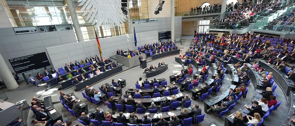 Aus den Fraktionen von Union, SPD und Grünen stimmten drei Abgeordnete mit Nein.