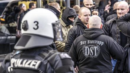 Die Neonazi-Gruppe Jung und Stark, JS, demonstriert in der Innenstadt von Essen.