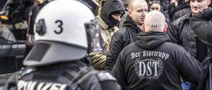Die Neonazi-Gruppe Jung und Stark, JS, demonstriert in der Innenstadt von Essen.
