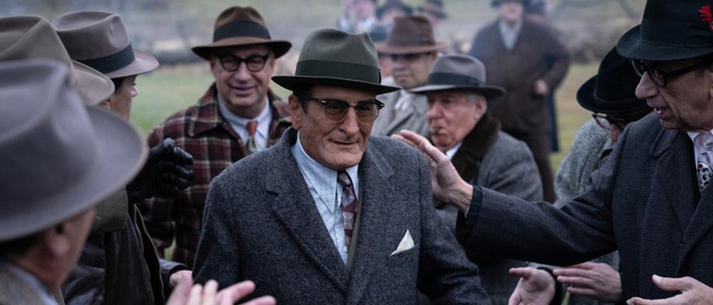 Robert De Niro lässt sich als Mafia-Oberboss Vito Genovese von Kumpanen feiern.