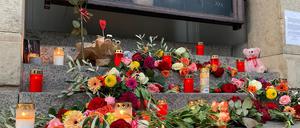 Am Theater des Westens können Fans Blumen in Erinnerung an Anna R. niederlegen.