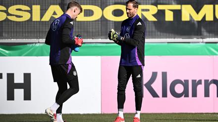 Oliver Baumann (r) steht gegen Italien im Tor.