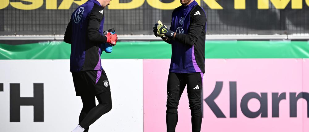 Oliver Baumann (r) steht gegen Italien im Tor.