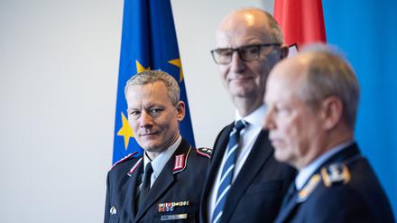 Antrittsbesuch: Der neue Chef des Landeskommandos Brandenburg, Oberst Nikolas Scholtka (l.) mit seinem Vorgänger Oberst Detlefsen (r.) bei Ministerpräsident Dietmar Woidke (SPD).