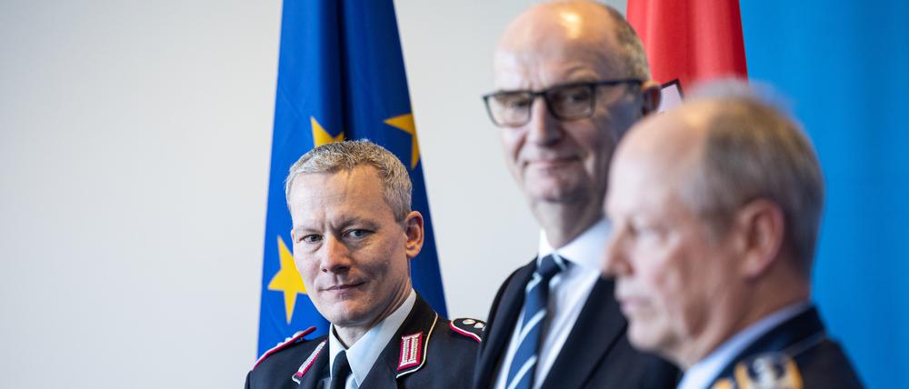 Antrittsbesuch: Der neue Chef des Landeskommandos Brandenburg, Oberst Nikolas Scholtka (l.) mit seinem Vorgänger Oberst Detlefsen (r.) bei Ministerpräsident Dietmar Woidke (SPD).