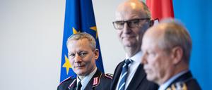 Antrittsbesuch: Der neue Chef des Landeskommandos Brandenburg, Oberst Nikolas Scholtka (l.) mit seinem Vorgänger Oberst Detlefsen (r.) bei Ministerpräsident Dietmar Woidke (SPD).