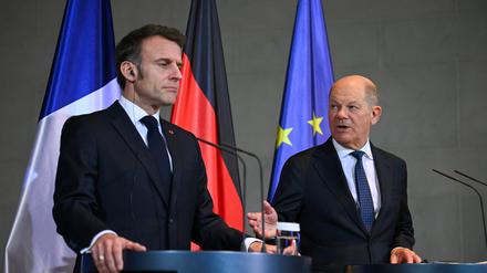 Bundeskanzler Olaf Scholz (SPD, r) und Emmanuel Macron, Präsident von Frankreich, haben nach ihrem Gespräch im Kanzleramt auch auf das Telefonat von Putin und Trump reagiert.