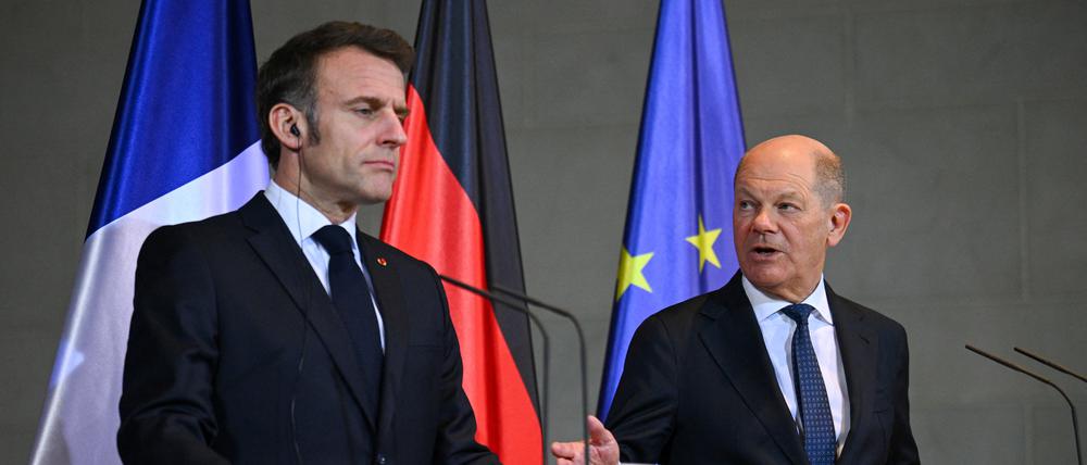 Bundeskanzler Olaf Scholz (SPD, r) und Emmanuel Macron, Präsident von Frankreich, haben nach ihrem Gespräch im Kanzleramt auch auf das Telefonat von Putin und Trump reagiert.