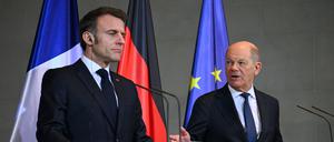 Bundeskanzler Olaf Scholz (SPD, r) und Emmanuel Macron, Präsident von Frankreich, haben nach ihrem Gespräch im Kanzleramt auch auf das Telefonat von Putin und Trump reagiert.