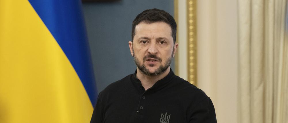 Der ukrainische Präsident Wolodymyr Selenskyj spricht während eines Briefings in Kiew. 