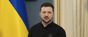 Der ukrainische Präsident Wolodymyr Selenskyj spricht während eines Briefings in Kiew. 
