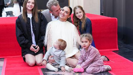 Mit Ehemann und ihren vier gemeinsamen Töchtern posiert Gal Gadot auf dem „Walk of Fame“. 