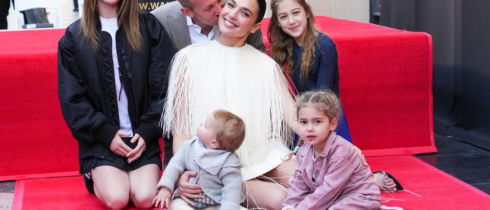 Mit Ehemann und ihren vier gemeinsamen Töchtern posiert Gal Gadot auf dem „Walk of Fame“. 
