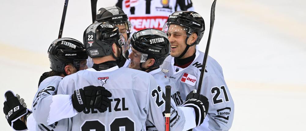 Die Kölner Haie jubeln auch im zweiten Playoff-Viertelfinale gegen Bremerhaven.