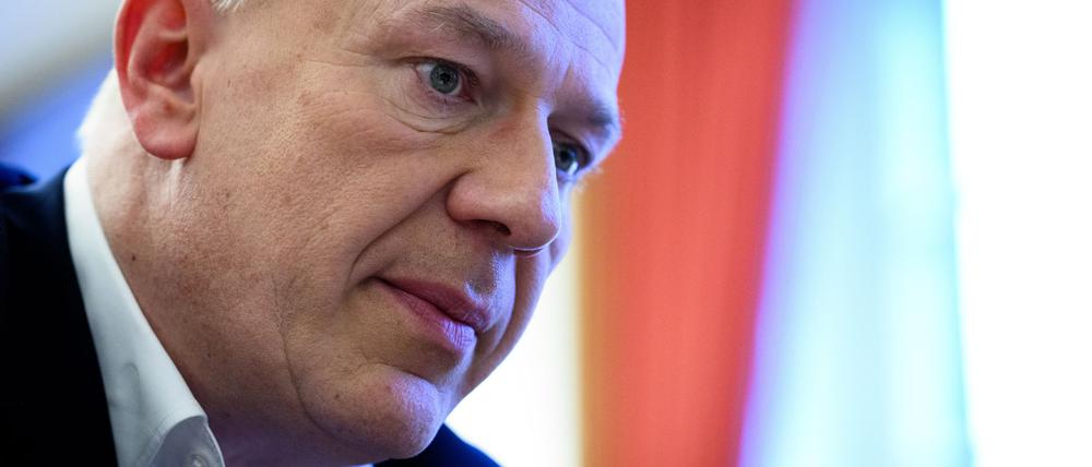 Berlins Regierender Bürgermeister Kai Wegner (CDU) hält ungleiche Bezahlung bei Klinikkonzernen und Tochternehmen für ein Problem. (Archivfoto)