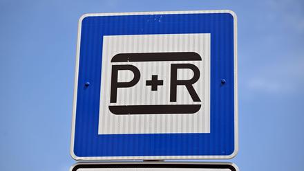 Pendlerparkplätze sollen das Umsteigen auf den öffentlichen Nahverkehr vom Auto vereinfachen. (Symbolbild)