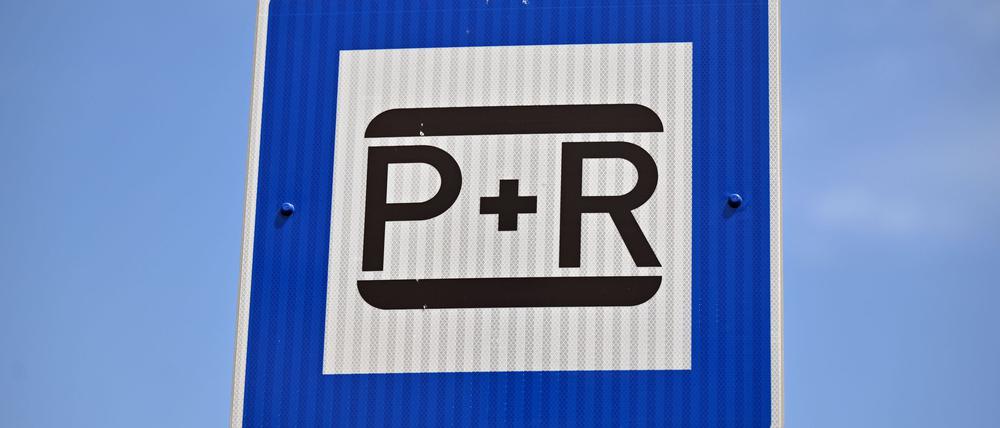 Pendlerparkplätze sollen das Umsteigen auf den öffentlichen Nahverkehr vom Auto vereinfachen. (Symbolbild)