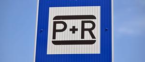 Pendlerparkplätze sollen das Umsteigen auf den öffentlichen Nahverkehr vom Auto vereinfachen. (Symbolbild)