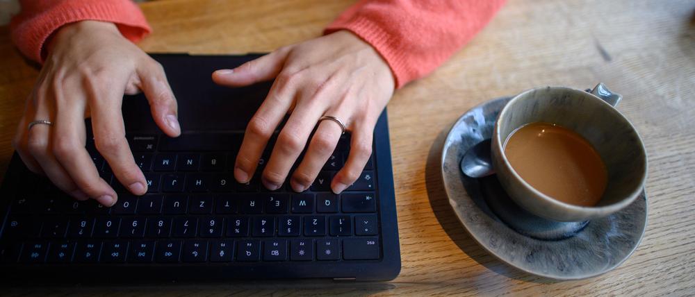 Stundenlang Arbeiten im Café: Das machen einige Gastronomen nicht mehr mit. 