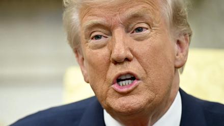 US-Präsident Donald Trump spricht zu Reportern während eines Treffens mit NATO-Generalsekretär Rutte im Weißen Haus.
