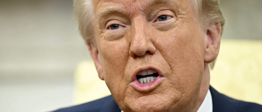 US-Präsident Donald Trump spricht zu Reportern während eines Treffens mit NATO-Generalsekretär Rutte im Weißen Haus.