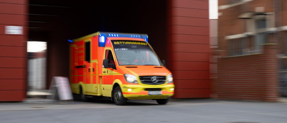 Ein Rettungswagen fährt zu einem Einsatz.