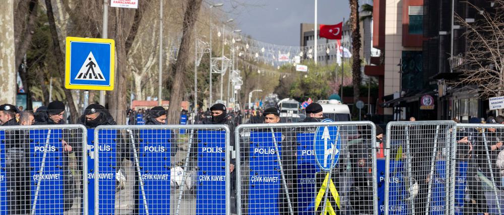 Nach der Festnahme Imamoglus wurden auch Straßen in Istanbul gesperrt.